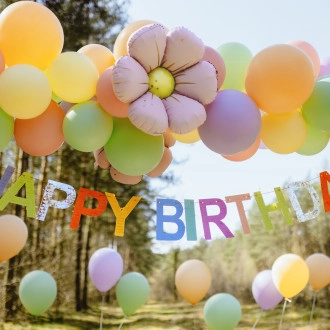 Farebný narodeninový banner Happy Birthday 2,2 m s strapcami