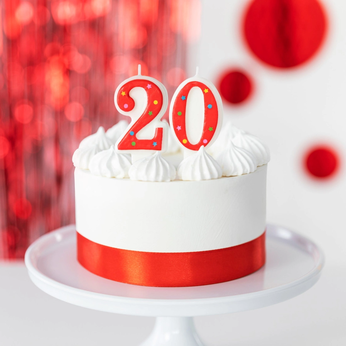 Szülinapi gyertya 0 alakban – piros szegéllyel, színes csillagokkal