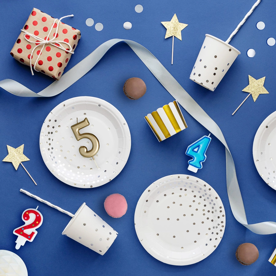 Lumânare de aniversare în formă de cifră 2 – contur roșu, steluțe colorate