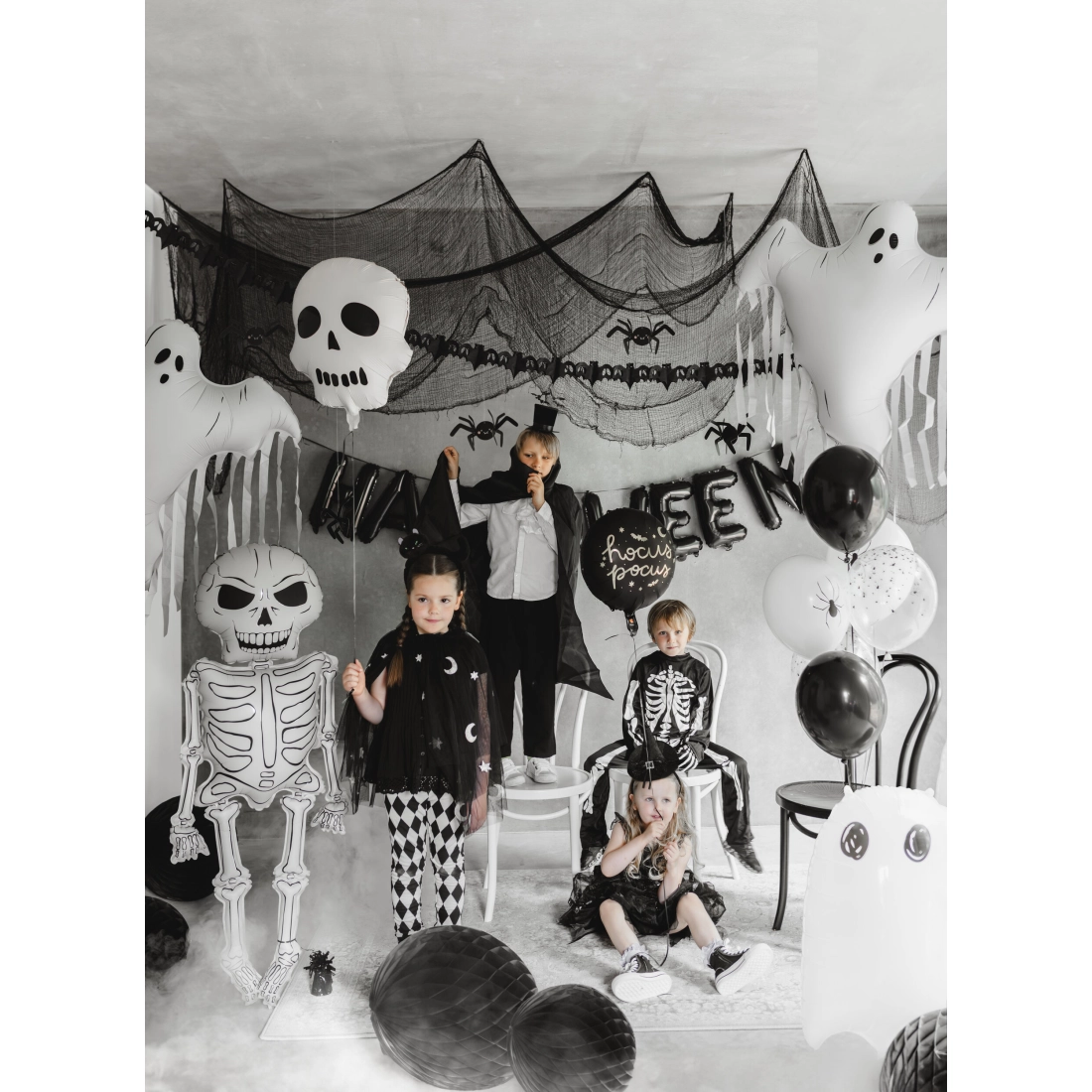 Óriási fólia lufi Csontváz XXL 129 cm – krém-fekete Halloweenre