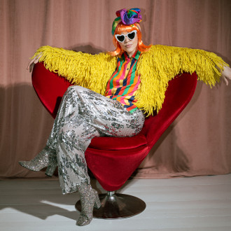 Lasulja Kleopatra oranžna – kratki ravni lasje za karneval