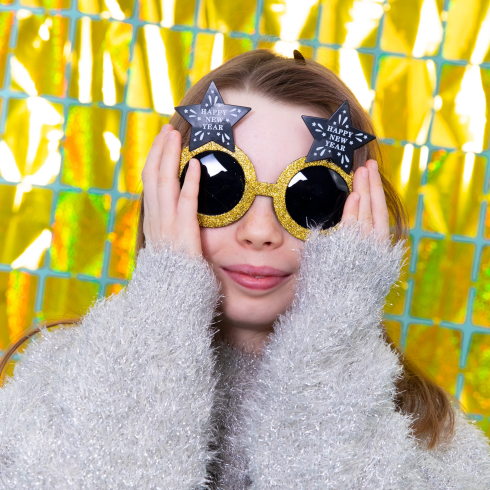 Party szemüveg Happy New Year, fekete-arany csillagokkal