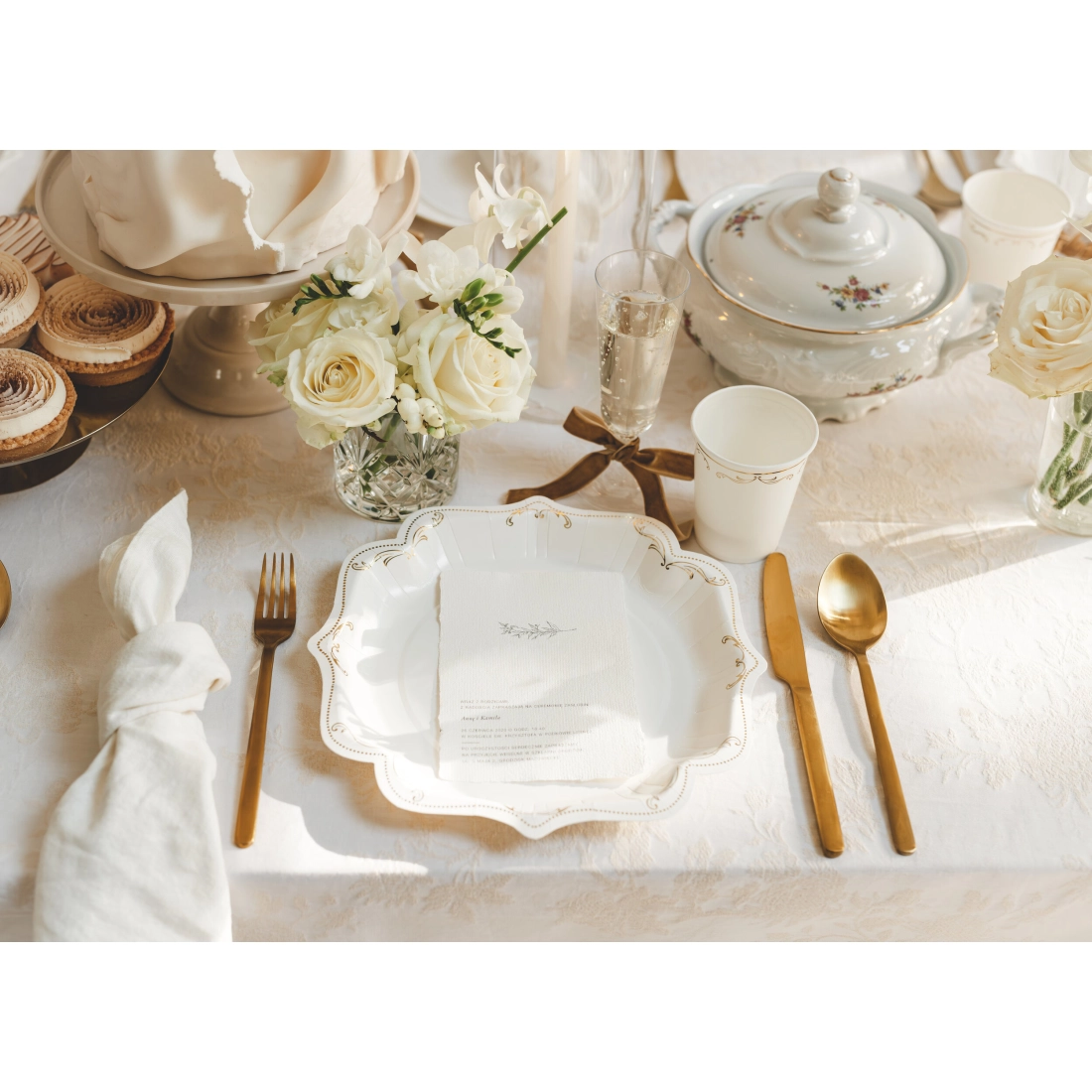 Papirnati party krožniki beli z zlatim ornamentom, 6 kos