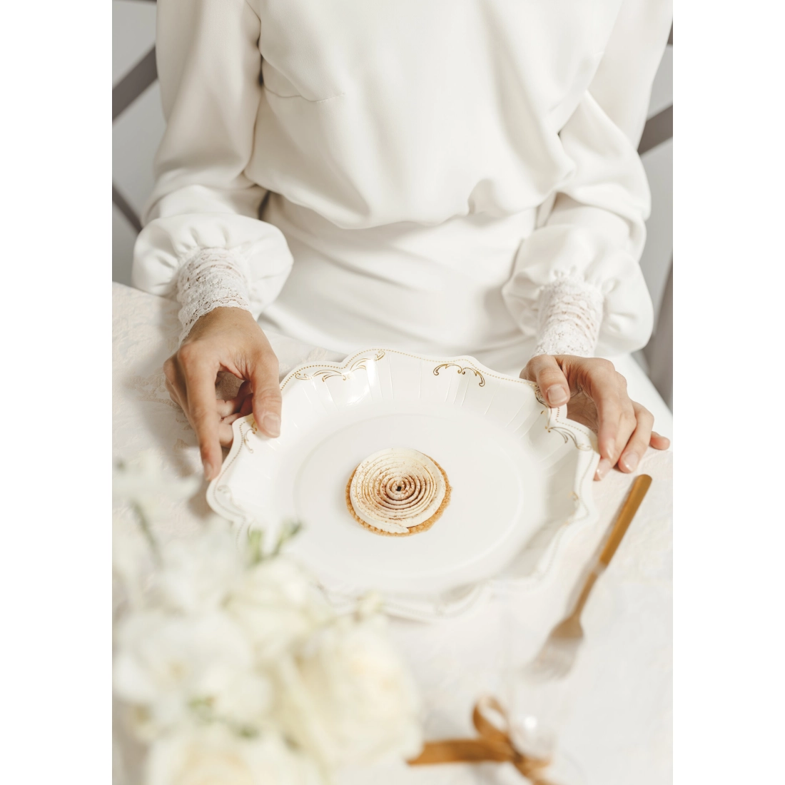 Papirnati party krožniki beli z zlatim ornamentom, 6 kos