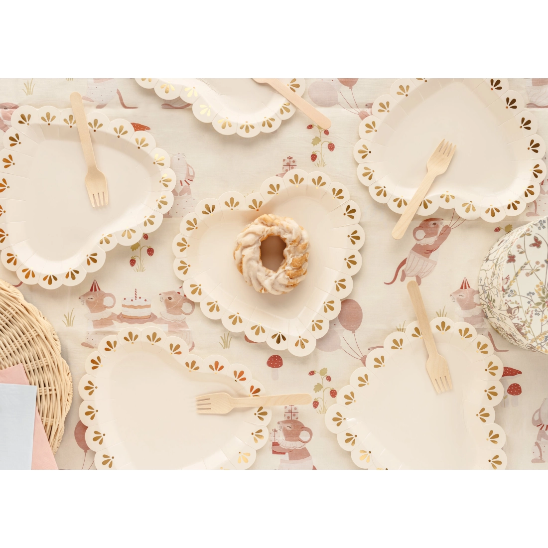 Papír party tányérok szív alakú krém-arany, 6 db