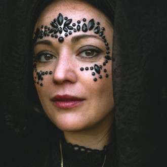 Samolepilni črni kamenčki za obraz 15 × 9 cm – festivalska dekoracija