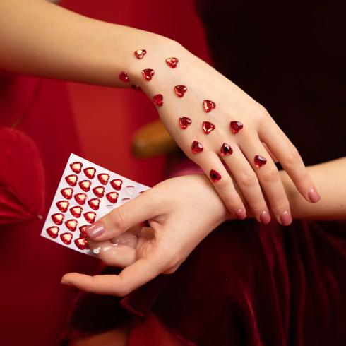 Samolepiace dekorácie rubínové srdcia 36 ks