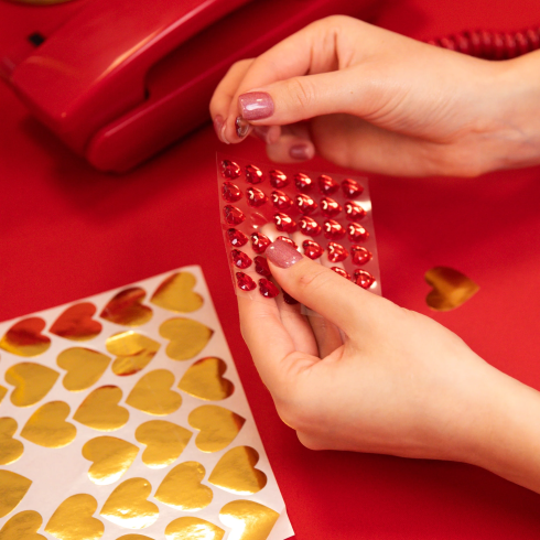 Samolepiace dekorácie rubínové srdcia 36 ks