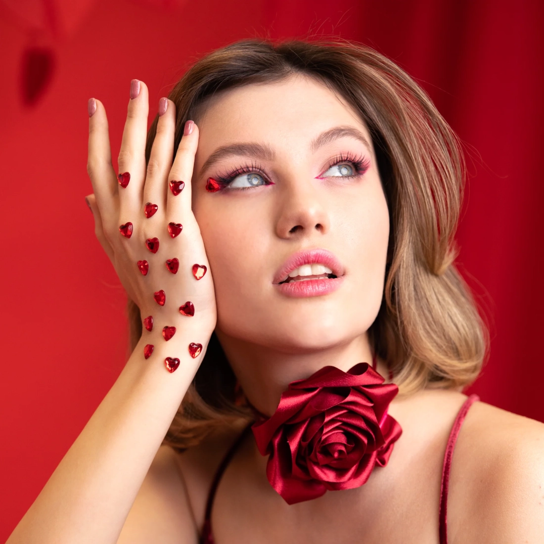 Decorațiuni autoadezive cu inimi rubinii, 36 buc.