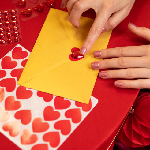 Samolepiace srdiečka červené dekorácia 30 ks