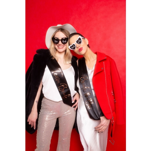 Satenast trak Bride to Be črne barve z napisom v rose gold barvi