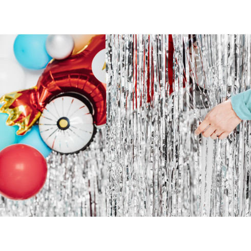 Srebrna metalizirana party zavesa 100x200 cm – dekorativna folija
