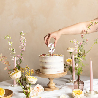 Sviečka na tortu číslo 2 biela s kvetmi 8 cm