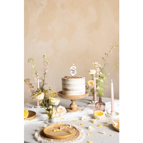 Tortagyertya 8-as szám, fehér virágmintával, 8 cm