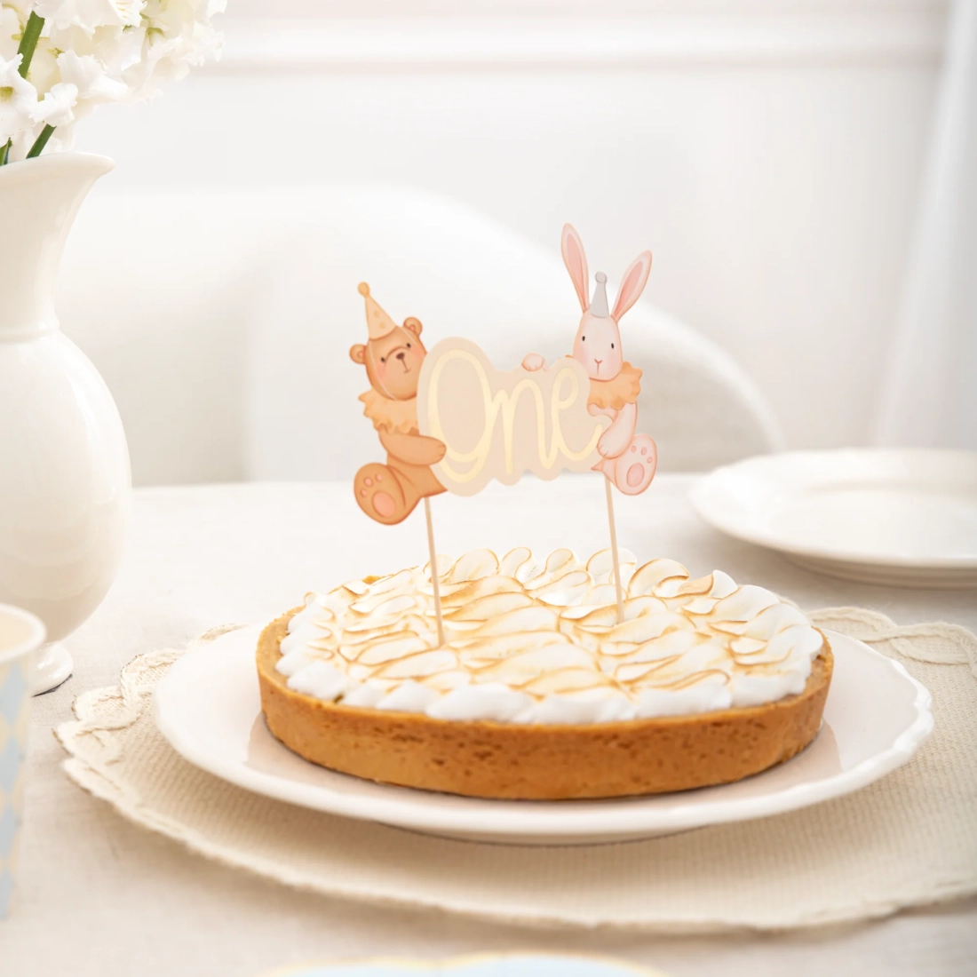 One tortadísz medve és nyuszi figurával 1. születésnapra