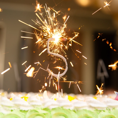 Nagy arany tortagyertya szikraszökőkút 4-es szám alakban
