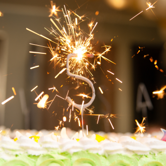 Velika zlata tortna iskrica v obliki številke 6