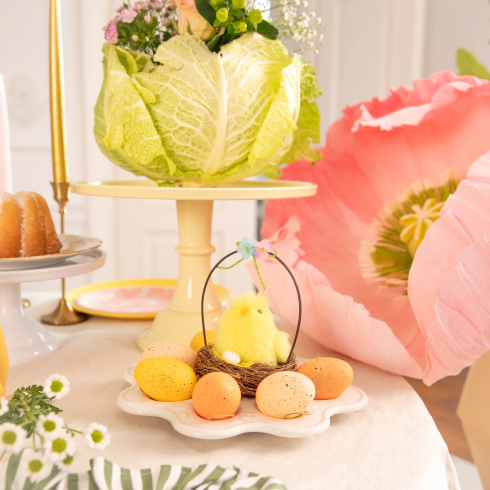 Veľkonočná dekorácia košíček so žltými kuriatkami