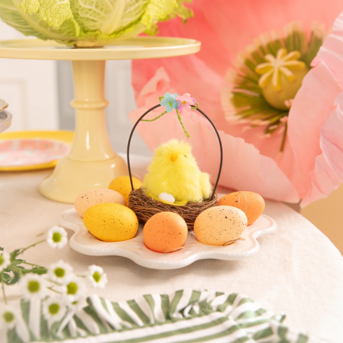 Veľkonočná dekorácia košíček so žltými kuriatkami