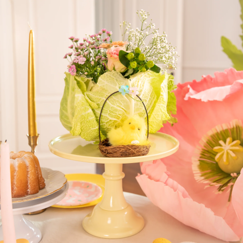 Veľkonočná dekorácia košíček so žltými kuriatkami