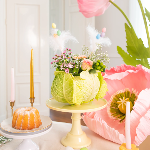 Veľkonočná dekorácia vajíčko s pierkami na paličke mix farieb