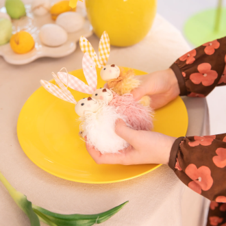 Veľkonočná závesná dekorácia zajačik futrzaný mix farieb