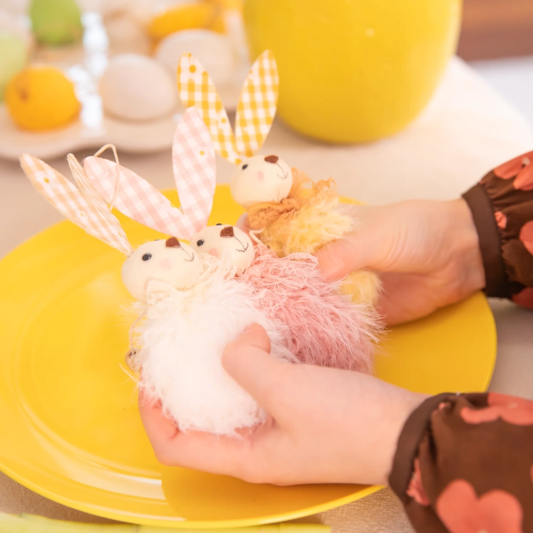 Decorațiune de Paște suspendată, iepuraș pufos, mix de culori