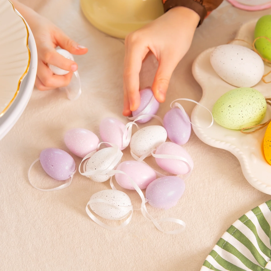 Ouă de Paște suspendate din plastic, mov, set 12 buc.