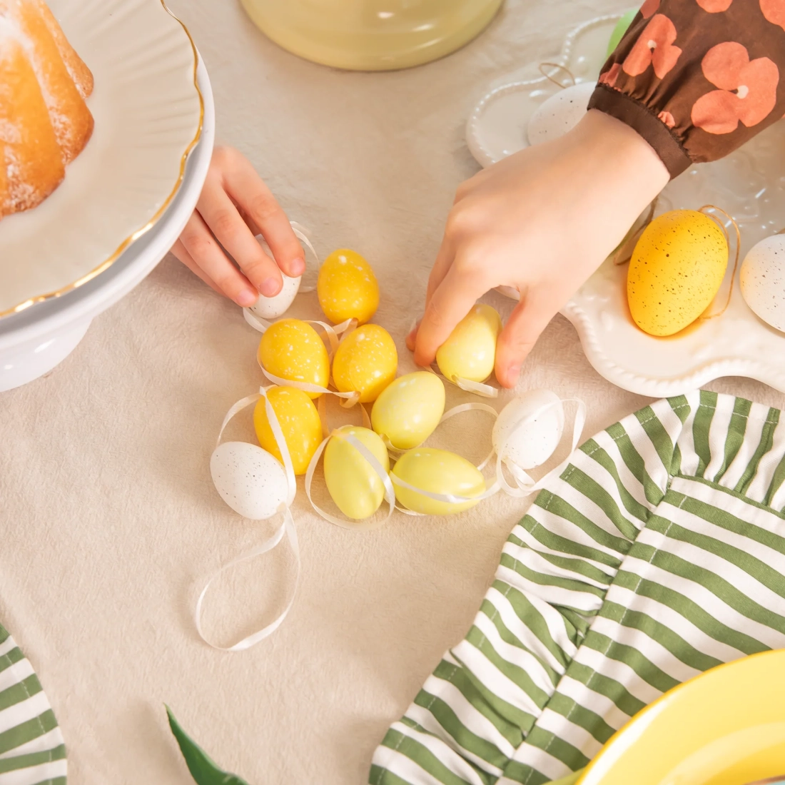 Ouă de Paște din plastic pentru agățat, galbene, set 12 buc.