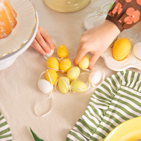 Veľkonočné závesné vajíčka plastové žlté 12 ks