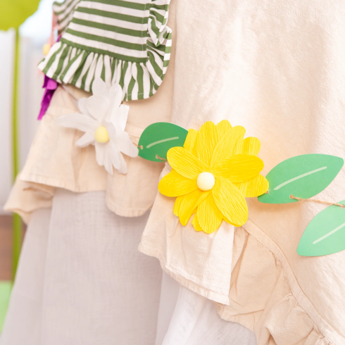 Závesná girlanda farebné kvety 240 cm