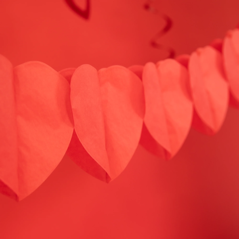 Závesná girlanda papierové srdcia červená 16x200 cm