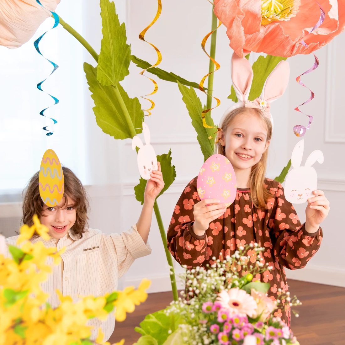 Decorațiune de Paște suspendată spirale cu ouă și iepurași, set 6 buc.