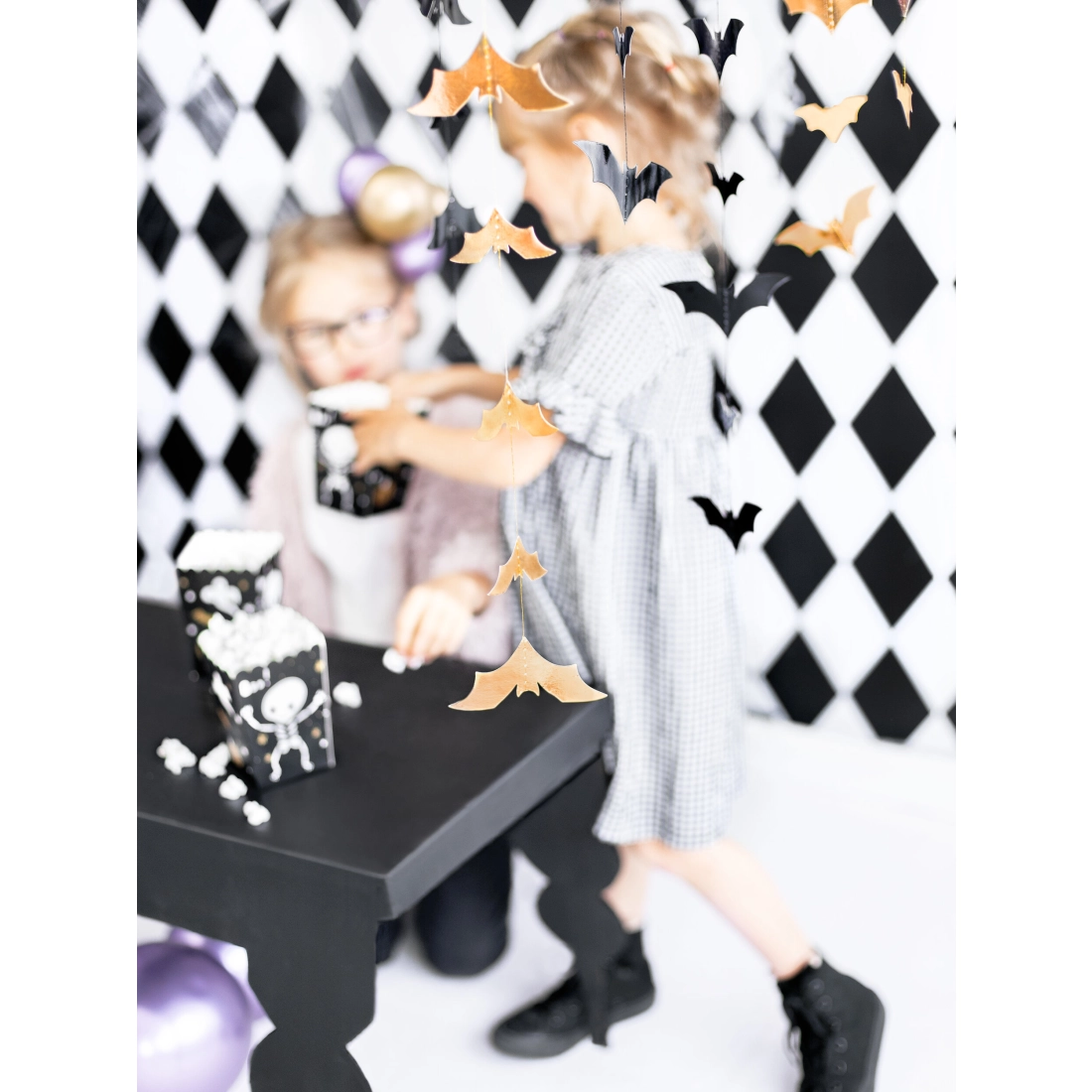 Ghirlandă din hârtie aurie cu lilieci 1,5 m – lanț decorativ pentru petrecere