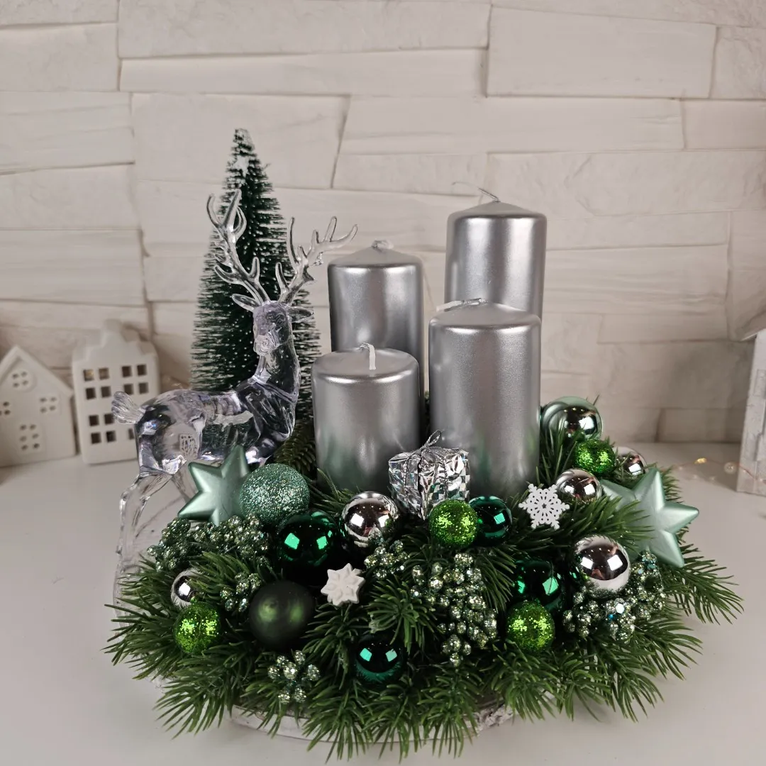 Adventný veniec 25 cm - zelený s elegantným sobom