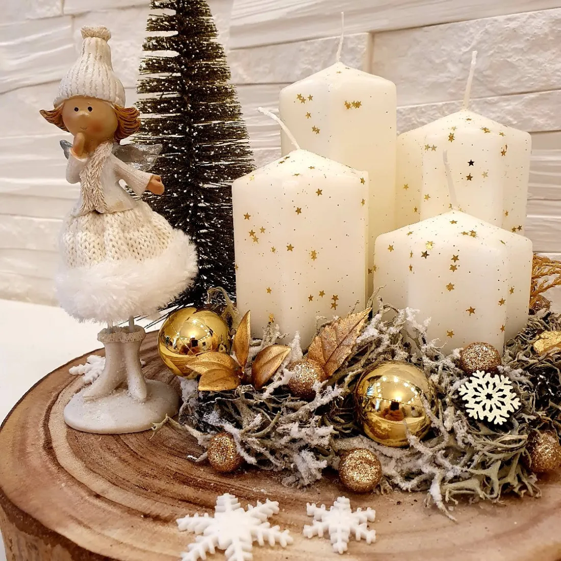 Adventní věnec na dřevěném plátě s andílkem - cca 25 cm