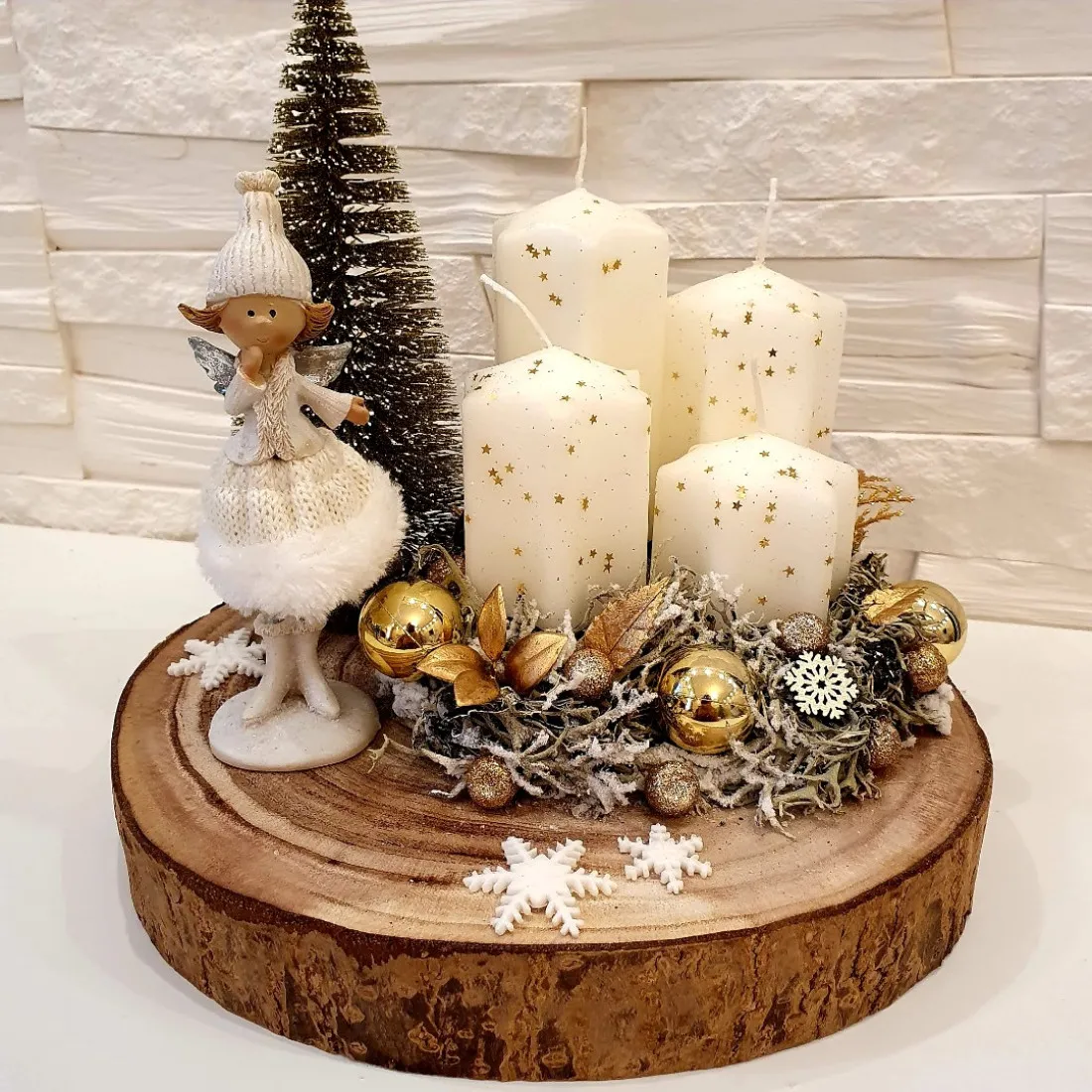 Adventní věnec na dřevěném plátě s andílkem - cca 25 cm