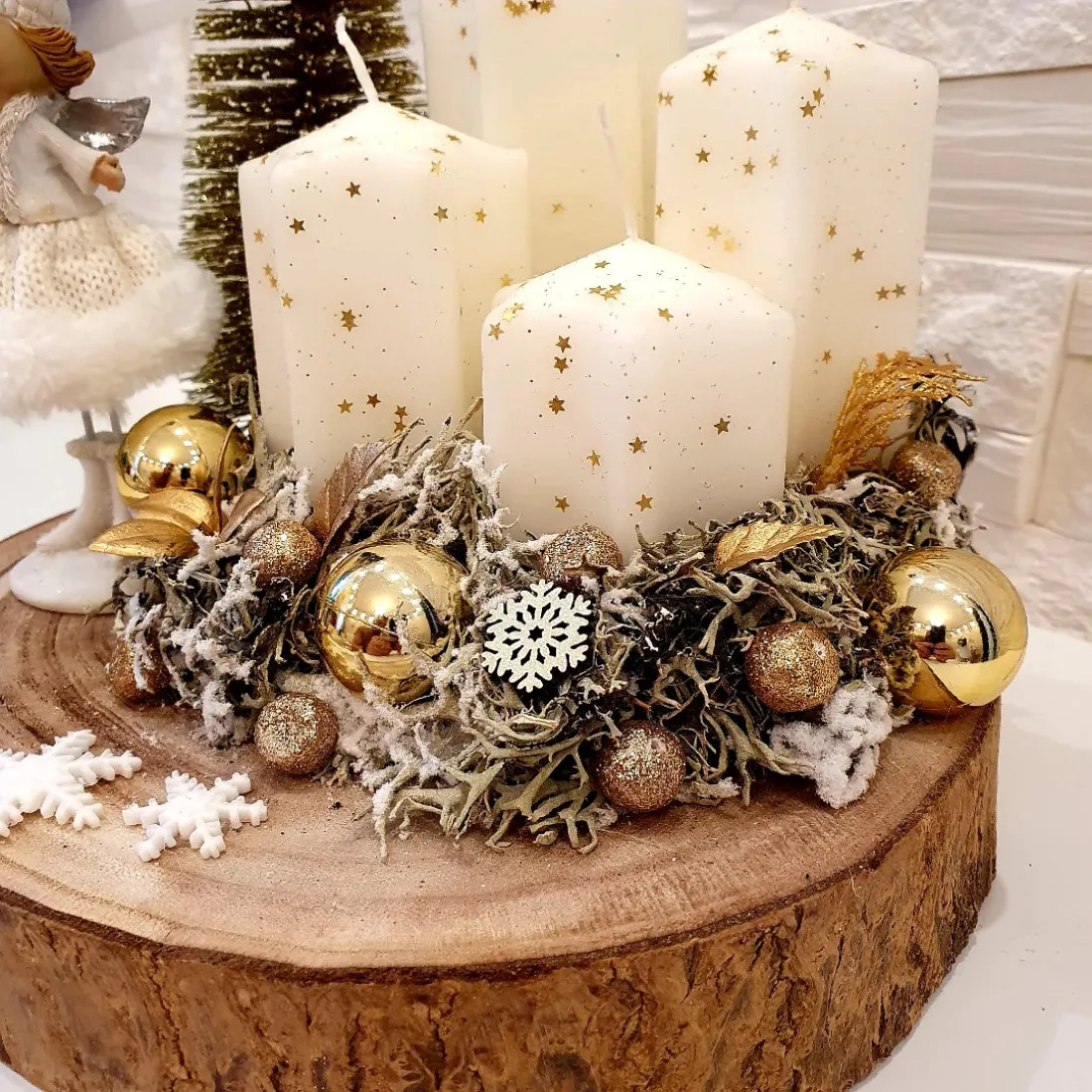 Adventní věnec na dřevěném plátě s andílkem - cca 25 cm