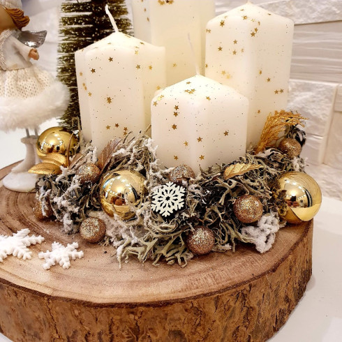 Adventný veniec na drevenom pláte s anjelikom - cca 25 cm