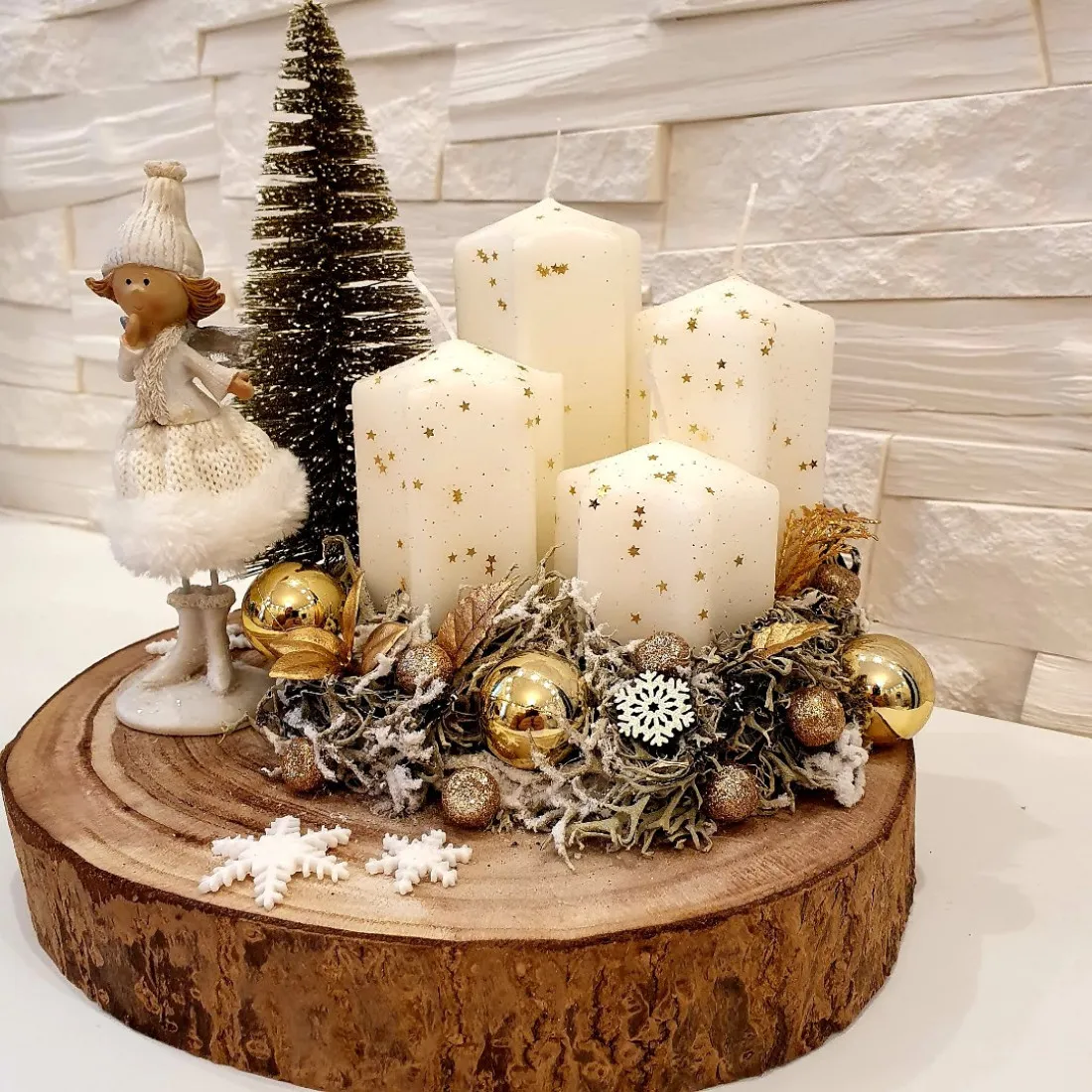 Adventní věnec na dřevěném plátě s andílkem - cca 25 cm