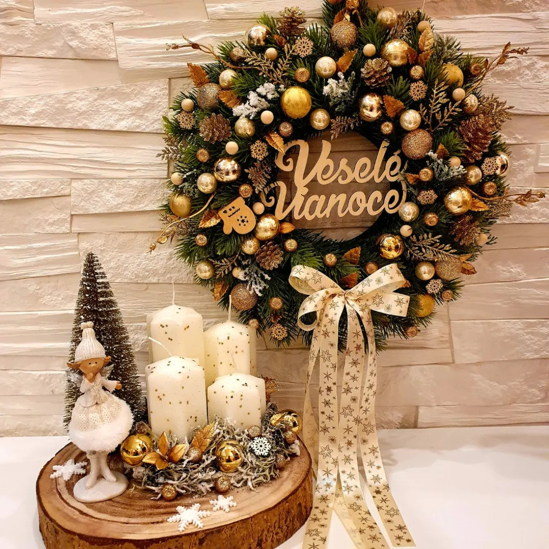 Adventní věnec na dřevěném plátě s andílkem - cca 25 cm