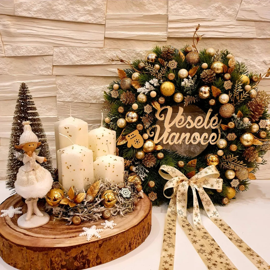 Adventní věnec na dřevěném plátě s andílkem - cca 25 cm