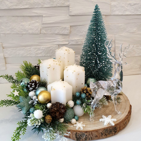 Adventný veniec na drevenom pláte so skleneným sobom - cca 30 cm