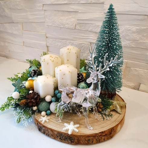 Adventný veniec na drevenom pláte so skleneným sobom - cca 30 cm