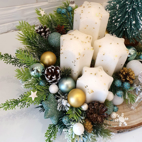 Adventný veniec na drevenom pláte so skleneným sobom - cca 30 cm