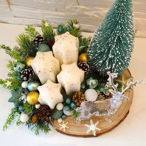 Adventný veniec na drevenom pláte so skleneným sobom - cca 30 cm