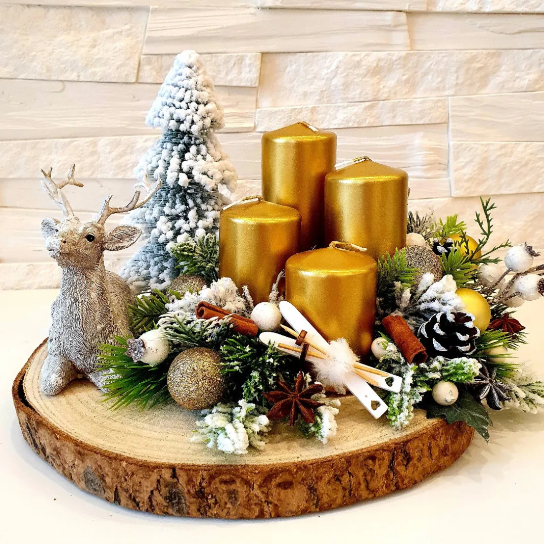 Adventný veniec na drevenom pláte - zlatý 27 cm