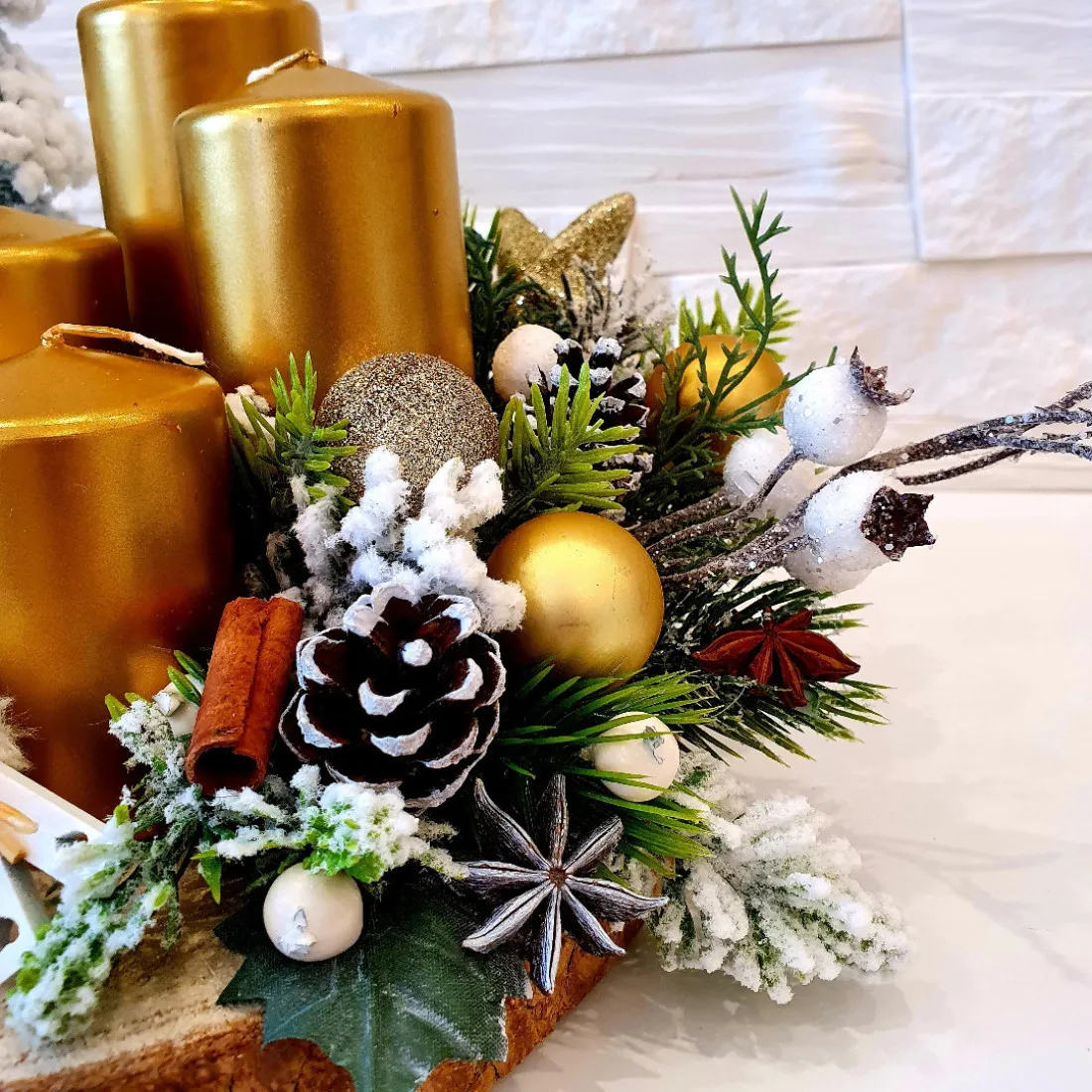 Adventný veniec na drevenom pláte - zlatý 27 cm