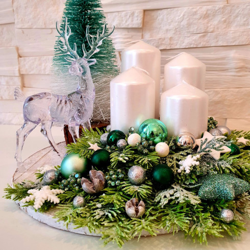 Adventný veniec na drevenom podklade, bielo zelený 25 cm