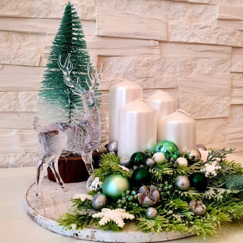 Adventný veniec na drevenom podklade, bielo zelený 25 cm